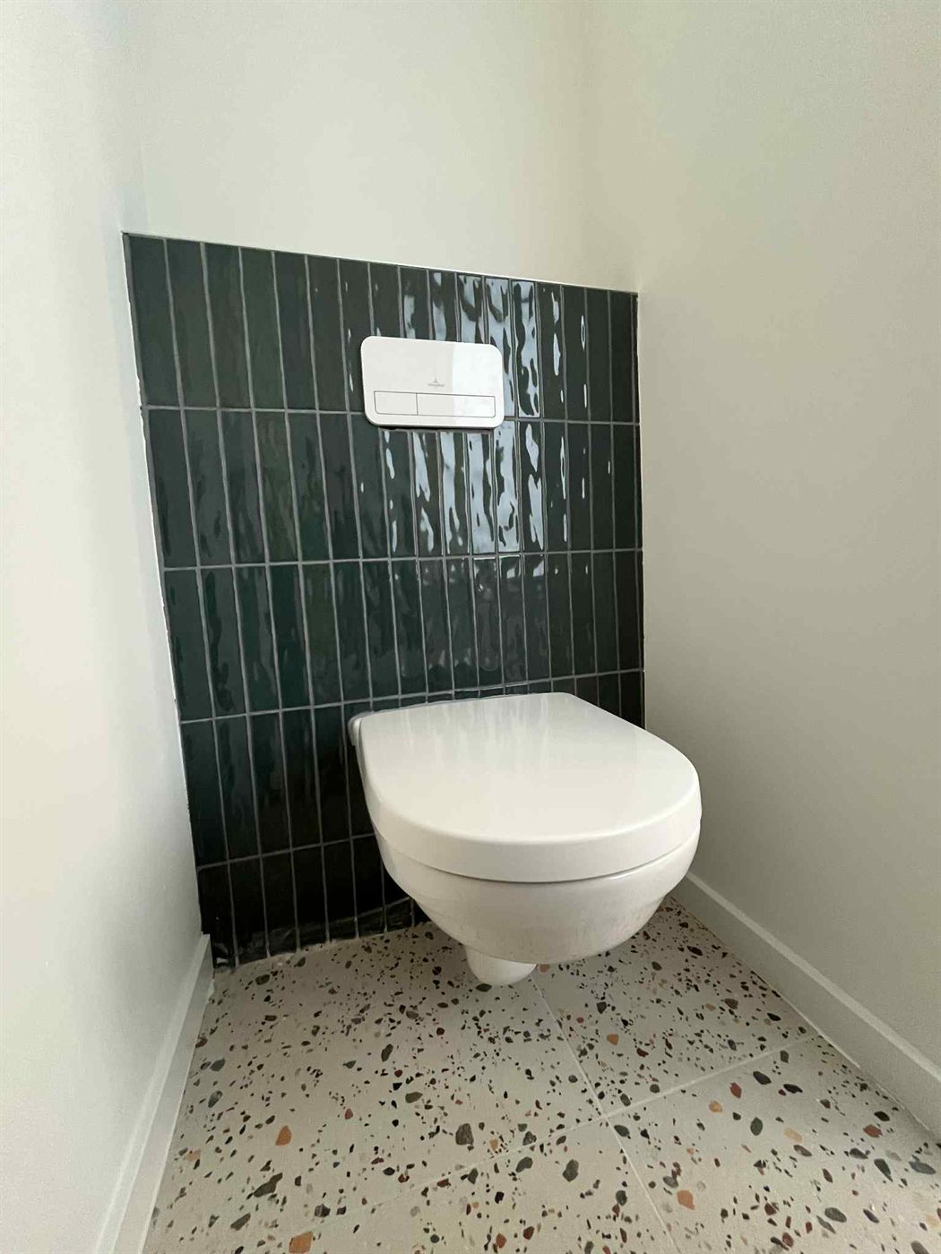 Geplaatst hangtoilet met tegelwerk in een woning in Leuven