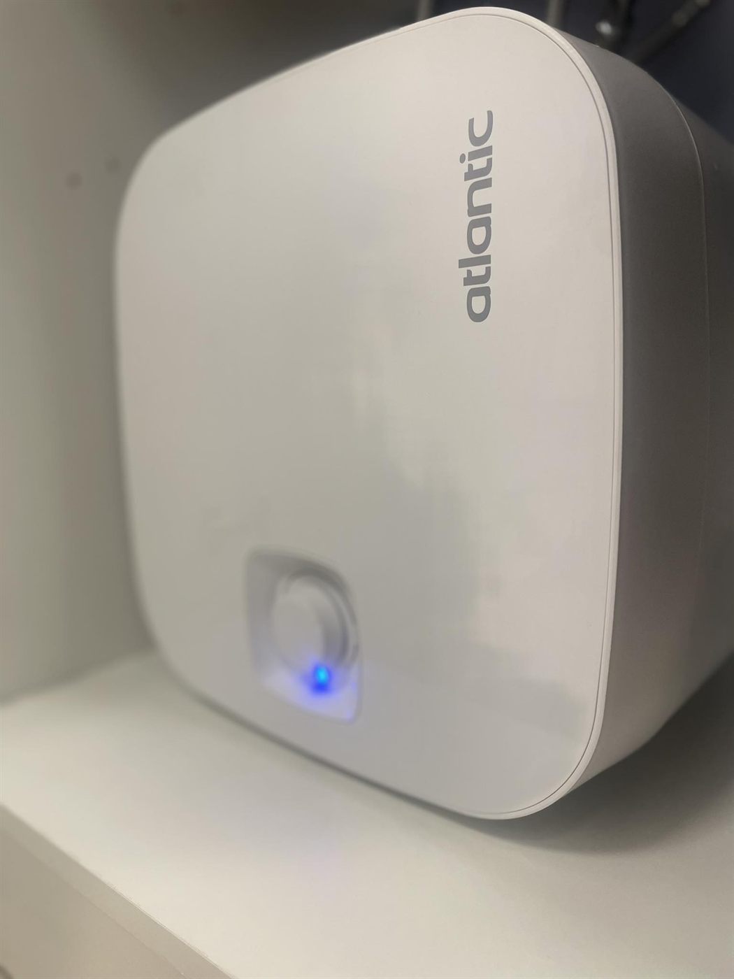 Nieuw geplaatste elektrische boiler aan de muur