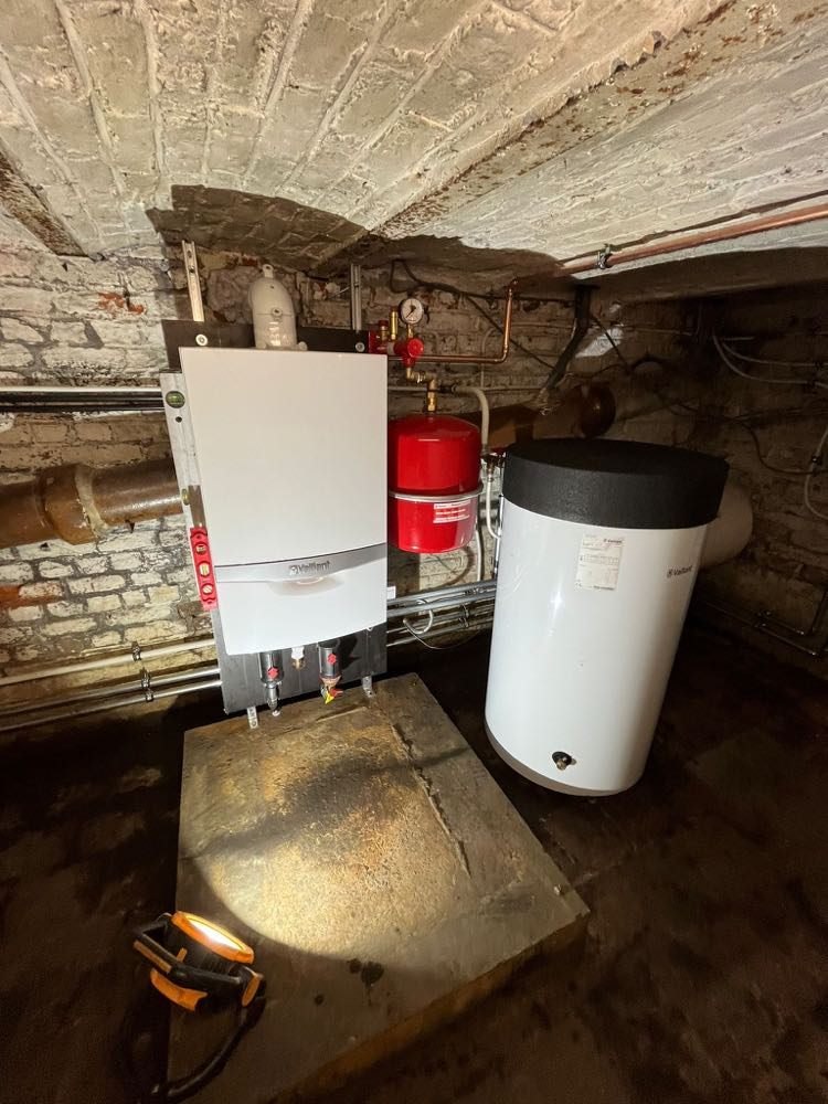 Cv-ketel met boiler geplaatst in een kelder in de regio Leuven